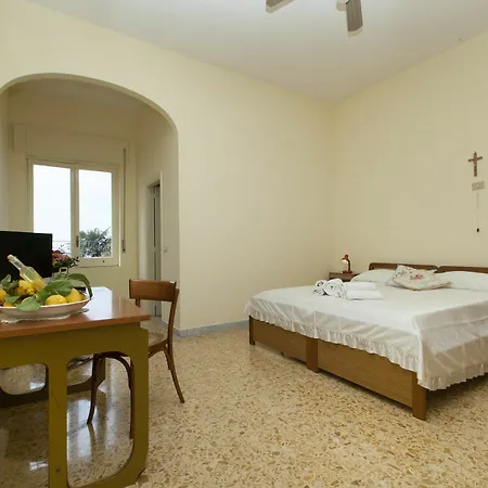 Istituto Sacro Cuore Hotel *